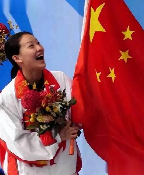 恩爱24年逃不过现实！48岁伏明霞美若天仙，74岁梁锦松却衰老憔悴|婚姻|岁月|家庭|身体|时光_新浪娱乐_新浪新闻